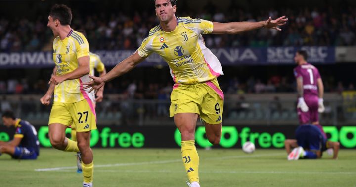 VERONA, ITALY - AUGUST 26: Dušan Vlahović of Juventus celebrates after scoring the opening goal during the Serie match between Hellas Verona and Juventus at Stadio Marcantonio Bentegodi on August 26, 2024 in Verona, Italy. (Photo by Alessandro Sabattini/Getty Images)