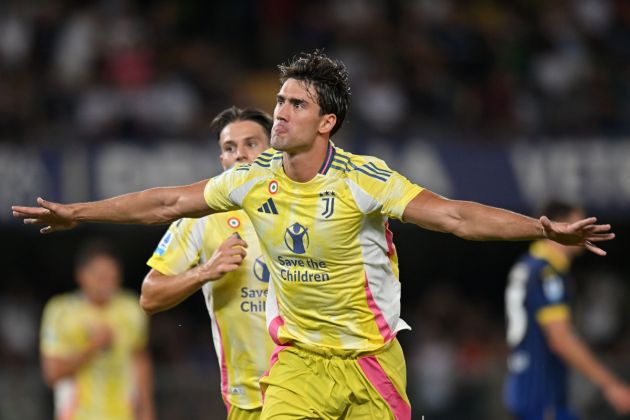 Serie A VERONA, ITALY - AUGUST 26: Dušan Vlahović of Juventus celebrates after scoring his team's third goal during the Serie match between Hellas Verona and Juventus at Stadio Marcantonio Bentegodi on August 26, 2024 in Verona, Italy. (Photo by Alessandro Sabattini/Getty Images)