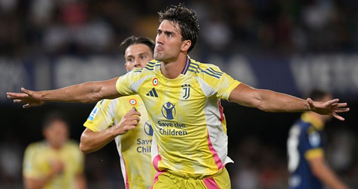 Serie A VERONA, ITALY - AUGUST 26: Dušan Vlahović of Juventus celebrates after scoring his team's third goal during the Serie match between Hellas Verona and Juventus at Stadio Marcantonio Bentegodi on August 26, 2024 in Verona, Italy. (Photo by Alessandro Sabattini/Getty Images)