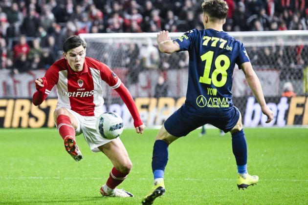 Udinese target, Antwerp's Dutch midfielder #24 Jurgen Peter Ekkelenkamp fights for the ball with Westerlo's US midfielder #18 Griffin McDorman Yow during the Belgian "Pro League" First Division football match between Royal Antwerp FC and KVC Westerlo at the Bosuilstadion in Antwerp on December 23, 2023. (Photo by Tom Goyvaerts / BELGA / AFP) / Belgium OUT (Photo by TOM GOYVAERTS/BELGA/AFP via Getty Images)