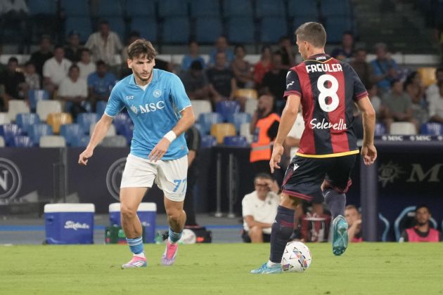 epa11564776 Napolis forward Khvicha Kvaratskhelia (L) and Bolognas midfielder Remo Freuler (R) in action during the Italian Serie A soccer match SSC Napoli vs FC Bologna at 'Diego Armando Maradona' stadium in Naples, Italy, 25 August 2024 EPA-EFE/CESARE ABBATE