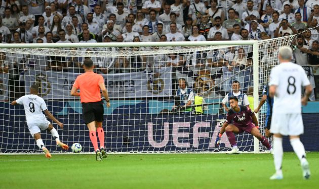 Real Madrid's French forward #09 Kylian Mbappe (L) scores during the UEFA Super Cup football match between Real Madrid and Atalanta BC in Warsaw, on August 14, 2024. (Photo by Sergei GAPON / AFP) (Photo by SERGEI GAPON/AFP via Getty Images)