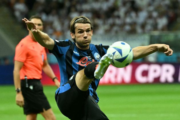 Atalanta's Dutch midfielder #15 Marten de Roon plays the ball during the UEFA Super Cup football match between Real Madrid and Atalanta BC in Warsaw, on August 14, 2024. (Photo by Sergei GAPON / AFP) (Photo by SERGEI GAPON/AFP via Getty Images)