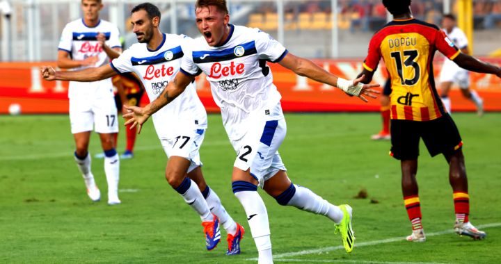 LECCE, ITALY - AUGUST 19: Mateo Retegui of Atalanta celebrates after scoring his team's second goal during the Serie A match between Lecce and Atalanta at Stadio Via del Mare on August 19, 2024 in Lecce, Italy. (Photo by Maurizio Lagana/Getty Images)