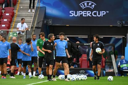 Atalanta's Italian defender #22 Matteo Ruggeri (C) arrives to attend a training session on the eve of the UEFA Super Cup football match Real Madrid v Atalanta Bergamo in Warsaw, Poland, on August 13, 2024. The 2024 UEFA Super Cup final football match between Real Madrid and Atalanta will be held on August 14, 2024 at the National Stadium in Warsaw. (Photo by Sergei GAPON / AFP) (Photo by SERGEI GAPON/AFP via Getty Images)