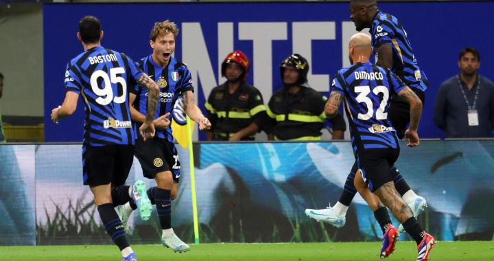 epa11574116 Inter Milans Nicolo Barella (2L) jubilates with his teammates after scoring the 2-0 lead during the Italian Serie A soccer match between Fc Inter and Atalanta at Giuseppe Meazza stadium in Milan, Italy, 30 August 2024. EPA-EFE/MATTEO BAZZI