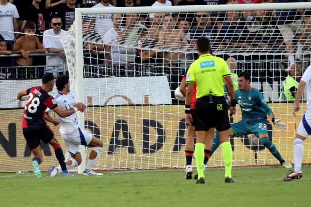 CAGLIARI, ITALY - AUGUST 26: Patrick Cutrone of Como scores his team's first goal (1-1) during the Serie A match between Cagliari and Como at Sardegna Arena on August 26, 2024 in Cagliari, Italy. (Photo by Enrico Locci/Getty Images)