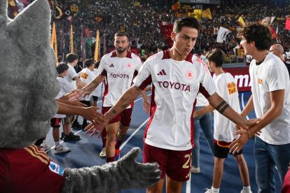 Roma's Argentine forward #21 Paulo Dybala (C) arrives to warm-up before the Italian Serie A football match Roma against Empoli at Olympic stadium in Rome on August 25, 2024. (Photo by Alberto PIZZOLI / AFP) (Photo by ALBERTO PIZZOLI/AFP via Getty Images)