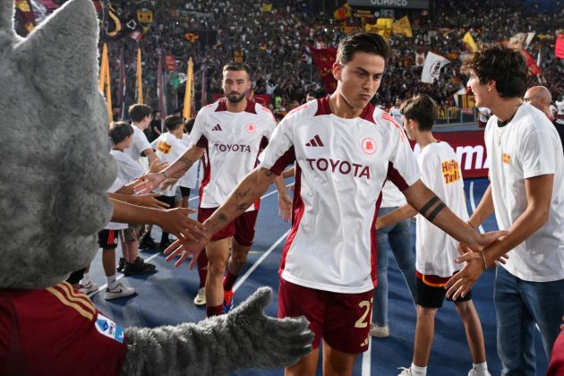 Roma's Argentine forward #21 Paulo Dybala (C) arrives to warm-up before the Italian Serie A football match Roma against Empoli at Olympic stadium in Rome on August 25, 2024. (Photo by Alberto PIZZOLI / AFP) (Photo by ALBERTO PIZZOLI/AFP via Getty Images)