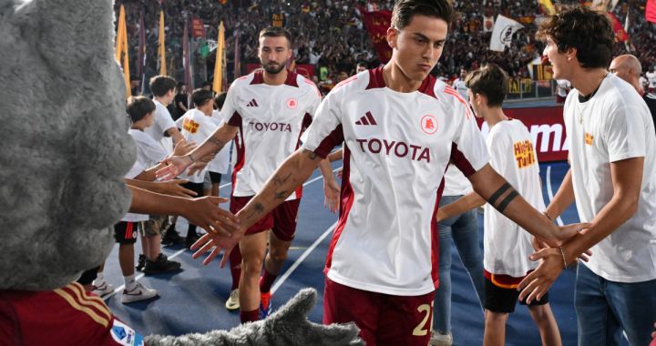 Roma's Argentine forward #21 Paulo Dybala (C) arrives to warm-up before the Italian Serie A football match Roma against Empoli at Olympic stadium in Rome on August 25, 2024. (Photo by Alberto PIZZOLI / AFP) (Photo by ALBERTO PIZZOLI/AFP via Getty Images)