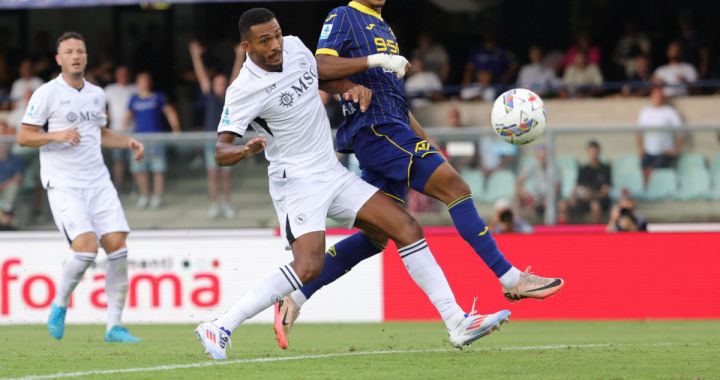 epa11554408 Hellas Verona's Dailon Livramento (R) scores the 1-0 goal during the Italian Serie A soccer match Hellas Verona vs Napoli at the Marcantonio Bentegodi stadium in Verona, Italy, 18 August 2024. EPA-EFE/Emanuele Pennnacchio