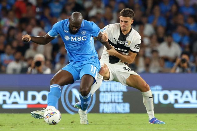 NAPOLI, ITALY - AUGUST 31: Romelu Lukaku of SSC Napoli battles for possession with Alessandro Circati of Parma during the Serie A match between Napoli and Parma at Stadio Diego Armando Maradona on August 31, 2024 in Napoli, Italy. (Photo by Francesco Pecoraro/Getty Images)