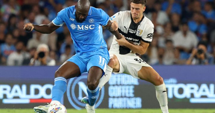 NAPOLI, ITALY - AUGUST 31: Romelu Lukaku of SSC Napoli battles for possession with Alessandro Circati of Parma during the Serie A match between Napoli and Parma at Stadio Diego Armando Maradona on August 31, 2024 in Napoli, Italy. (Photo by Francesco Pecoraro/Getty Images)