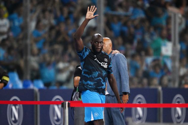 NAPOLI, ITALY - AUGUST 31: Romelu Lukaku of SSC Napoli joins the pitch before the Serie A match between Napoli and Parma at Stadio Diego Armando Maradona on August 31, 2024 in Napoli, Italy. (Photo by Francesco Pecoraro/Getty Images) (Osimhen story)