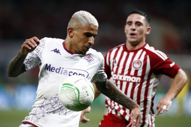 Daniel Podence (R) of Olympiacos in action against Dodo (L) of Fiorentina during the UEFA Europa Conference League final soccer match of Olympiacos Piraeus against ACF Fiorentina, in Athens, Greece, 29 May 2024. EPA-EFE/YANNIS KOLESIDIS