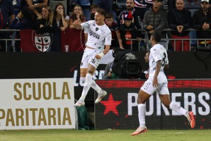 Empoli's Sebastiano Esposito (L) celebrates after scoring the goal team's second goal during the Italian Serie A soccer match Cagliari Calcio vs Empoli FC at the Unipol domus in Cagliari, Italy, 20 September 2024. EPA-EFE/FABIO MURRU