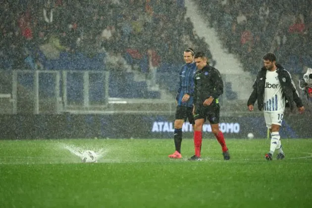 Referee Paride Tremolada inspects the pitch with the team's capitains, Atalanta's Marten De Roon (L) and Como’s Patrick Cutrone, prior to the Italian Serie A soccer match Atalanta BC vs Como in Bergamo, Italy, 23 September 2024. EPA-EFE/MICHELE MARAVIGLIA