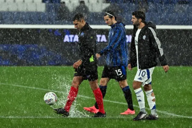 Referee Paride Tremolada inspects the pitch with the team's capitains, Atalanta's Marten De Roon (C) and Como’s Patrick Cutrone, prior to the Italian Serie A soccer match Atalanta BC vs Como in Bergamo, Italy, 23 September 2024. EPA-EFE/MICHELE MARAVIGLIA