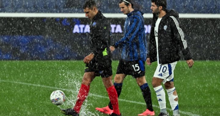 Referee Paride Tremolada inspects the pitch with the team's capitains, Atalanta's Marten De Roon (C) and Como’s Patrick Cutrone, prior to the Italian Serie A soccer match Atalanta BC vs Como in Bergamo, Italy, 23 September 2024. EPA-EFE/MICHELE MARAVIGLIA