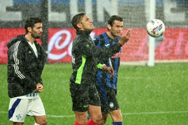 Referee Paride Tremolada inspects the pitch with the team's capitains, Atalanta's Marten De Roon (R) and Como’s Patrick Cutrone (L), prior to the Italian Serie A soccer match Atalanta BC vs Como in Bergamo, Italy, 23 September 2024. EPA-EFE/MICHELE MARAVIGLIA