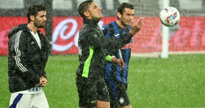 Referee Paride Tremolada inspects the pitch with the team's capitains, Atalanta's Marten De Roon (R) and Como’s Patrick Cutrone (L), prior to the Italian Serie A soccer match Atalanta BC vs Como in Bergamo, Italy, 23 September 2024. EPA-EFE/MICHELE MARAVIGLIA