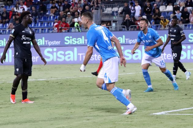 CAGLIARI, ITALY - SEPTEMBER 15: Alessandro Buongiorno of Napoli celebrates his goal 0-4 during the Serie A match between Cagliari and Napoli at Sardegna Arena on September 15, 2024 in Cagliari, Italy. (Photo by Enrico Locci/Getty Images)