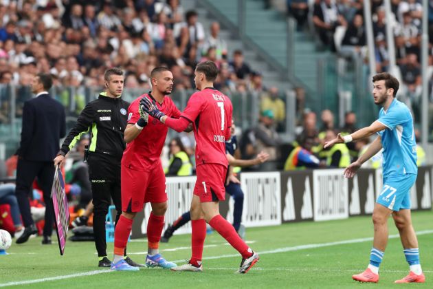 TURIN, ITALY - SEPTEMBER 21: Elia Caprile of Napoli interacts with Alex Meret of Napoli, as he is substituted during the Serie A match between Juventus and Napoli at Allianz Stadium on September 21, 2024 in Turin, Italy. (Photo by Marco Luzzani/Getty Images)