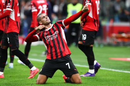 MILAN, ITALY - SEPTEMBER 27: Alvaro Morata of AC Milan celebrates scoring his team's first goal during the Serie A match between AC Milan and Lecce at Stadio Giuseppe Meazza on September 27, 2024 in Milan, Italy. (Photo by Marco Luzzani/Getty Images)