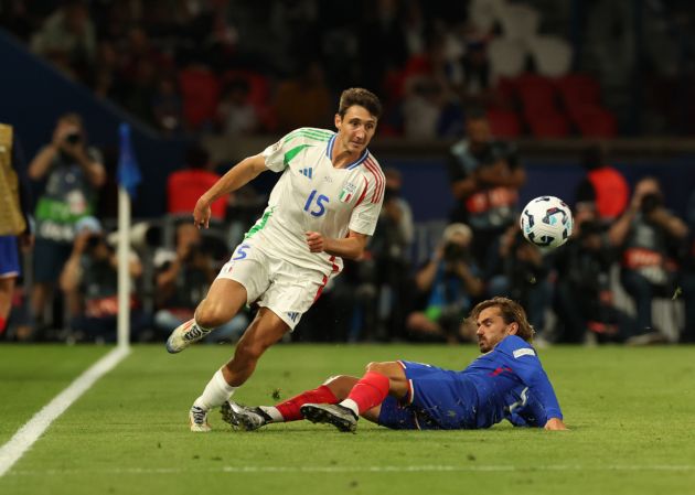 PARIS, FRANCE - SEPTEMBER 06: Andrea Cambiaso of Italy competes for the ball with Antoine Griezmann of France during the UEFA Nations League 2024/25 League A Group A2 match between France and Italy at Parc des Princes stadium on September 06, 2024 in Paris, France. (Photo by Claudio Villa/Getty Images)