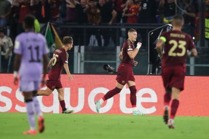 ROME, ITALY - SEPTEMBER 26: Artem Dovbyk with his teammates of AS Roma celebrates after scoring the opening goal during the UEFA Europa League 2024/25 League Phase MD1 match between AS Roma and Athletic Club at Stadio Olimpico on September 26, 2024 in Rome, Italy. (Photo by Paolo Bruno/Getty Images)