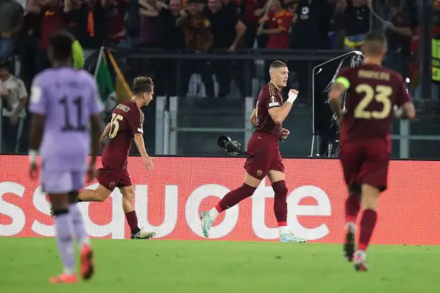 ROME, ITALY - SEPTEMBER 26: Artem Dovbyk with his teammates of AS Roma celebrates after scoring the opening goal during the UEFA Europa League 2024/25 League Phase MD1 match between AS Roma and Athletic Club at Stadio Olimpico on September 26, 2024 in Rome, Italy. (Photo by Paolo Bruno/Getty Images)