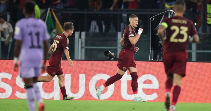 ROME, ITALY - SEPTEMBER 26: Artem Dovbyk with his teammates of AS Roma celebrates after scoring the opening goal during the UEFA Europa League 2024/25 League Phase MD1 match between AS Roma and Athletic Club at Stadio Olimpico on September 26, 2024 in Rome, Italy. (Photo by Paolo Bruno/Getty Images)