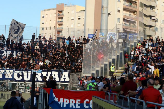 CAGLIARI, ITALY - SEPTEMBER 15: the supporters of Napoli in revolt throwing smoke bombs towards the north curve during the Serie A match between Cagliari and Napoli at Sardegna Arena on September 15, 2024 in Cagliari, Italy. (Photo by Enrico Locci/Getty Images) fans