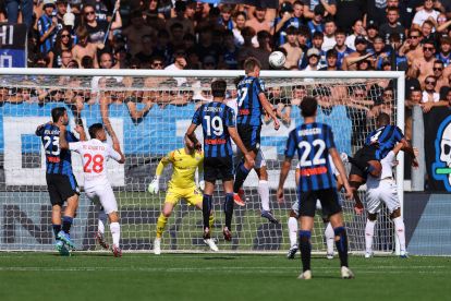 BERGAMO, ITALY - SEPTEMBER 15: Charles De Ketelaere of Atalanta BC scores his team's second goal during the Serie A match between Atalanta and Fiorentina at Gewiss Stadium on September 15, 2024 in Bergamo, Italy. (Photo by Francesco Scaccianoce/Getty Images)