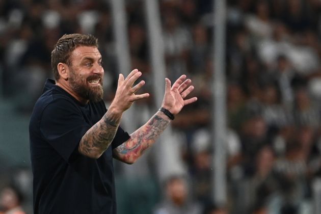 Roma's Italian head coach Daniele De Rossi reacts during the Italian Serie A football match between Juventus and Roma at Allianz Stadium in Turin, on September 1, 2024. (Photo by Isabella BONOTTO / AFP) (Photo by ISABELLA BONOTTO/AFP via Getty Images)