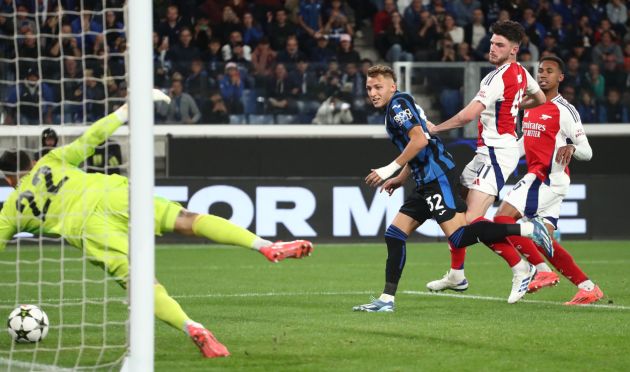 BERGAMO, ITALY - SEPTEMBER 19: David Raya of Arsenal FC dives to save a shot during the UEFA Champions League 2024/25 League Phase MD1 match between Atalanta BC and Arsenal FC at Stadio di Bergamo on September 19, 2024 in Bergamo, Italy. (Photo by Marco Luzzani/Getty Images)