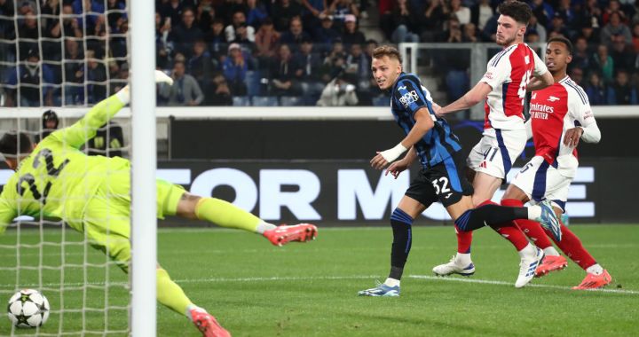 BERGAMO, ITALY - SEPTEMBER 19: David Raya of Arsenal FC dives to save a shot during the UEFA Champions League 2024/25 League Phase MD1 match between Atalanta BC and Arsenal FC at Stadio di Bergamo on September 19, 2024 in Bergamo, Italy. (Photo by Marco Luzzani/Getty Images)