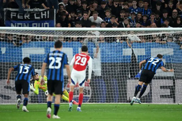 BERGAMO, ITALY - SEPTEMBER 19: David Raya of Arsenal saves a penalty from Mateo Retegui of Atalanta during the UEFA Champions League 2024/25 League Phase MD1 match between Atalanta BC and Arsenal FC at Stadio di Bergamo on September 19, 2024 in Bergamo, Italy. (Photo by Justin Setterfield/Getty Images)