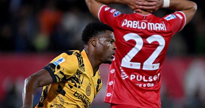 Inter Milan's Dutch defender #02 Denzel Dumfries celebrates after scoring a goal during the Italian Serie A football match between AC Monza and Inter Milan at the Brianteo stadium in Monza, on September 15, 2024. (Photo by Gabriel BOUYS / AFP) (Photo by GABRIEL BOUYS/AFP via Getty Images)