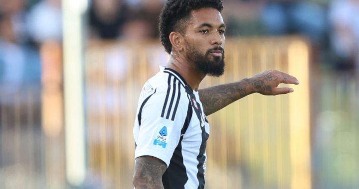 EMPOLI, ITALY - SEPTEMBER 14: Douglas Luiz of Juventus reacts during the Serie A match between Empoli and Juventus at Stadio Carlo Castellani on September 14, 2024 in Empoli, Italy. (Photo by Gabriele Maltinti/Getty Images)