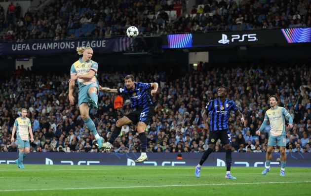 MANCHESTER, ENGLAND - SEPTEMBER 18: Erling Haaland of Manchester City heads the ball under pressure from during the UEFA Champions League 2024/25 League Phase MD1 match between Manchester City and FC Internazionale Milano at City of Manchester Stadium on September 18, 2024 in Manchester, England. (Photo by Carl Recine/Getty Images)