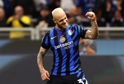 MILAN, ITALY - SEPTEMBER 22: Federico Dimarco of FC Internazionale celebrates scoring his team's first goal during the Serie A match between FC Internazionale and AC Milan at Stadio Giuseppe Meazza on September 22, 2024 in Milan, Italy. (Photo by Marco Luzzani/Getty Images)