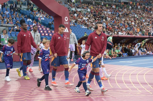 Gianluca Mancini and Roma mascot (LaPresse)