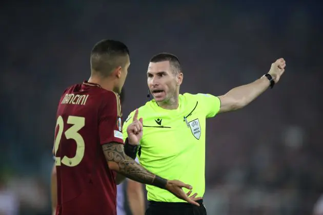 ROME, ITALY - SEPTEMBER 26: The referee Georgi Kabakov speaks with Gianluca Mancini of AS Roma during the UEFA Europa League 2024/25 League Phase MD1 match between AS Roma and Athletic Club at Stadio Olimpico on September 26, 2024 in Rome, Italy. (Photo by Paolo Bruno/Getty Images)