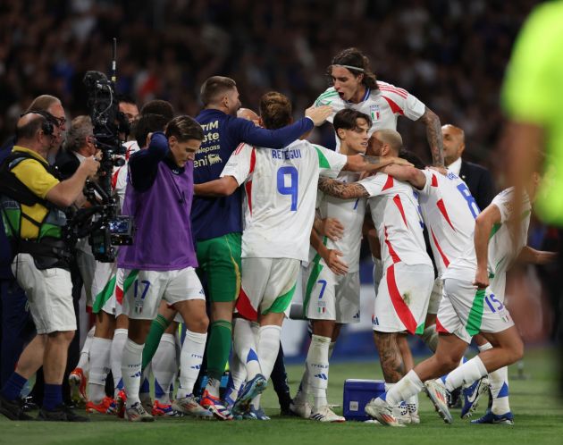 PARIS, FRANCE - SEPTEMBER 06: Davide Frattesi of Italy celebrates with team-mates after scoring the goal during the UEFA Nations League 2024/25 League A Group A2 match between France and Italy at Parc des Princes stadium on September 06, 2024 in Paris, France. (Photo by Claudio Villa/Getty Images)