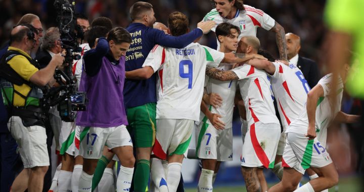 PARIS, FRANCE - SEPTEMBER 06: Davide Frattesi of Italy celebrates with team-mates after scoring the goal during the UEFA Nations League 2024/25 League A Group A2 match between France and Italy at Parc des Princes stadium on September 06, 2024 in Paris, France. (Photo by Claudio Villa/Getty Images)