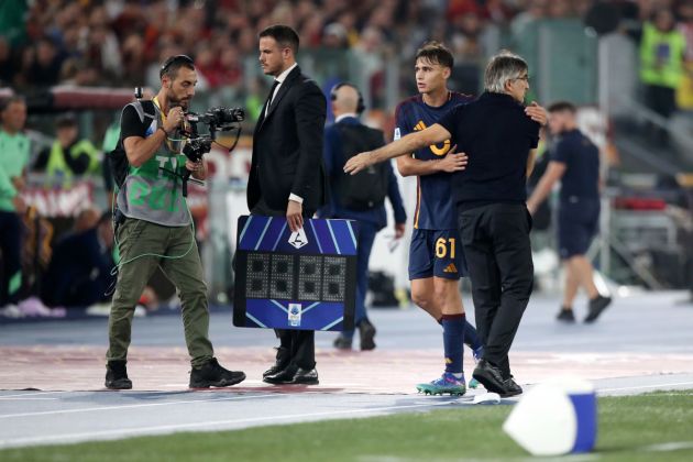 ROME, ITALY - SEPTEMBER 22: Niccolo Pisilli of AS Roma interacts with Ivan Juric, Head Coach of AS Roma, during the Serie A match between AS Roma and Udinese at Stadio Olimpico on September 22, 2024 in Rome, Italy. (Photo by Paolo Bruno/Getty Images)