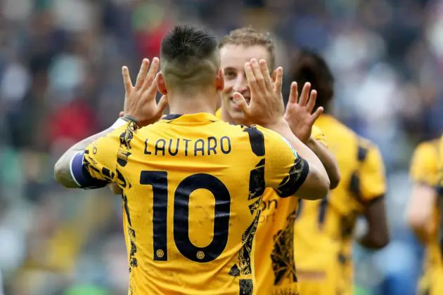 epa11630334 Inters Lautaro Martinez celebrates with teammates after scoring a goal during the Italian Serie A soccer match between Udinese Calcio and Inter Milan, in Udine, Italy, 28 September 2024. EPA-EFE/Gabriele Menis