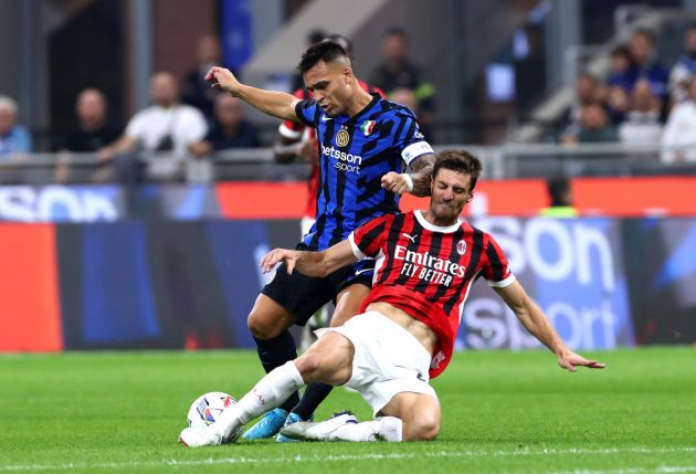 MILAN, ITALY - SEPTEMBER 22: Lautaro Martinez of FC Internazionale is challenged by Matteo Gabbia of AC Milan during the Serie A match between FC Internazionale and AC Milan at Stadio Giuseppe Meazza on September 22, 2024 in Milan, Italy. (Photo by Marco Luzzani/Getty Images)