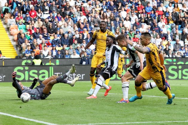 epa11630342 Inters Lautaro Martinez (R) scores a goal during the Italian Serie A soccer match between Udinese Calcio and Inter Milan, in Udine, Italy, 28 September 2024. EPA-EFE/Gabriele Menis